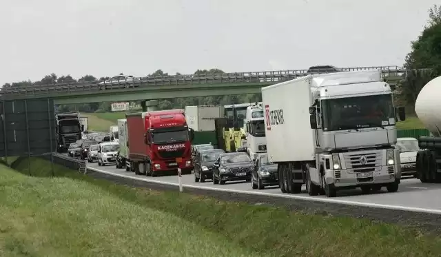 Lewy, szybki pas ruchu jest zablokowany