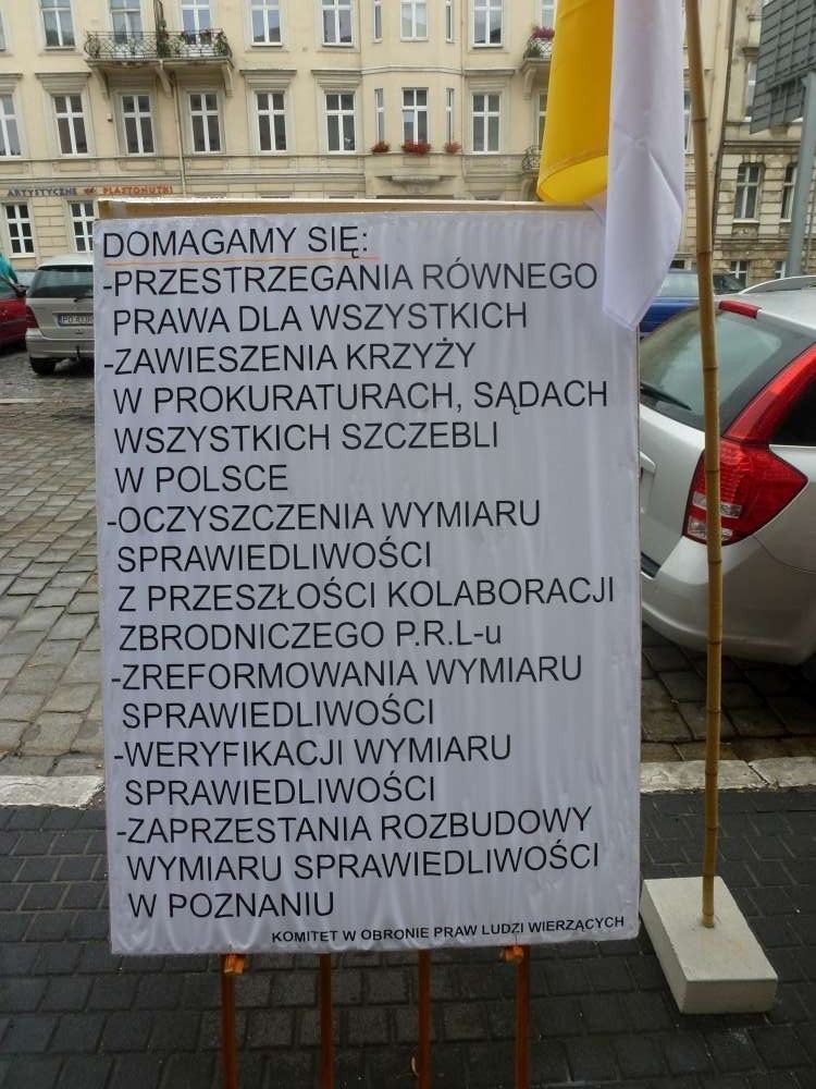 Poznań: Protest wierzących przed sądem [ZDJĘCIA]