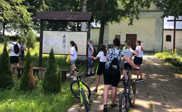 W gminie Skaryszew nie brakuje ciekawych, historycznych miejsc. Uczniowie z Dzierzkówka Starego odwiedzili niektóre z nich.