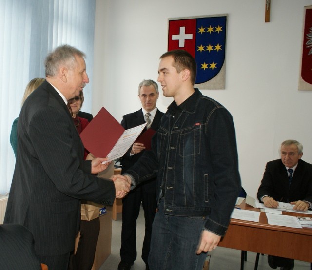 Laureaci konkursu otrzymali listy referencyjne od komisji rekrutacyjnej. Wręczał je starosta Józef Kardyś.