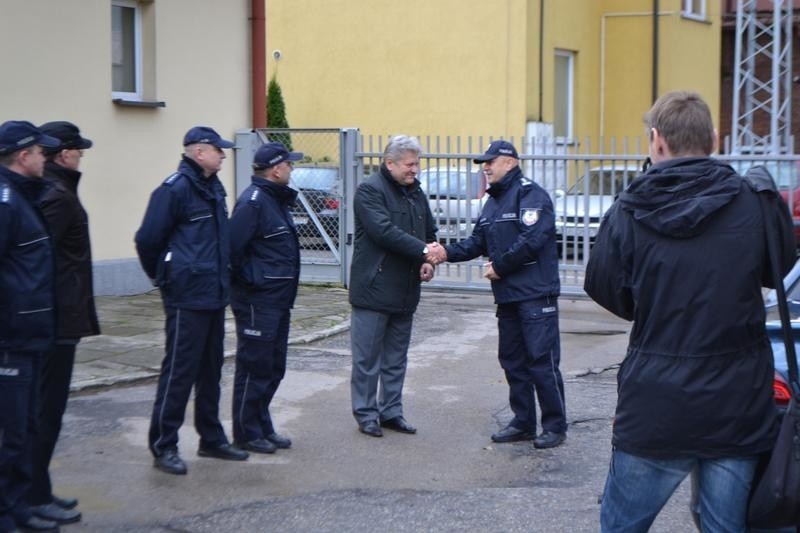 Nowe nieoznakowane radiowozy dla policjantów z komisariatów w Brzeszczach i Chełmku