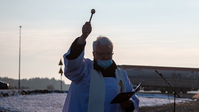 Nową drogę poświęcił  ks. Jerzy Bulsa, proboszcz parafii pw. Przemienienia Pańskiego w Radomyślu Wielkim.