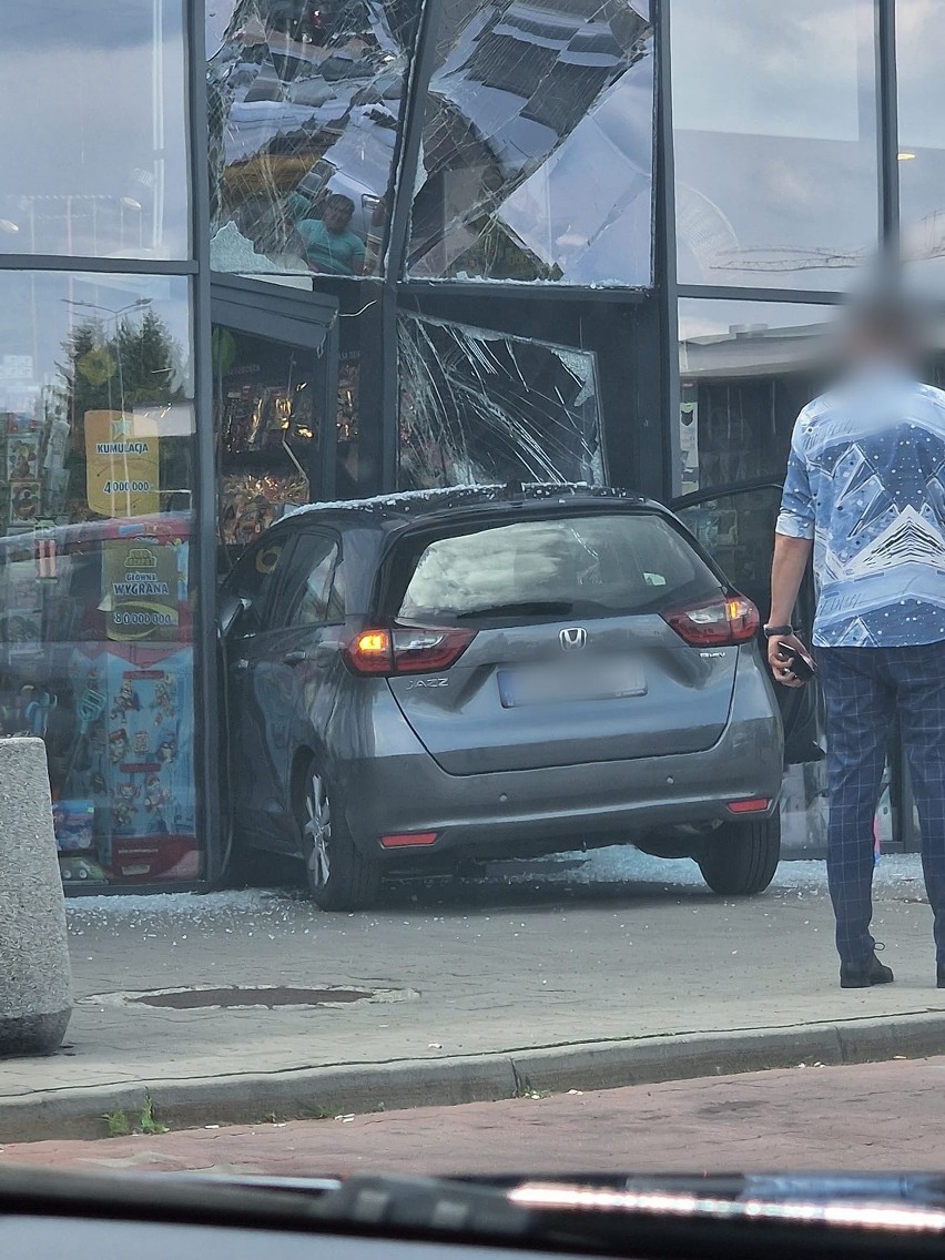 Samochód osobowy uderzył w witrynę sklepową....