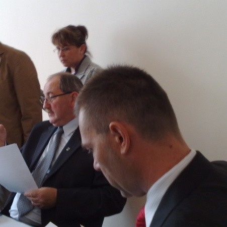 Na zdjęciu radny opozycji Robert Maciąg (pierwszy plan) oraz burmistrz Andrzej Chinalski.