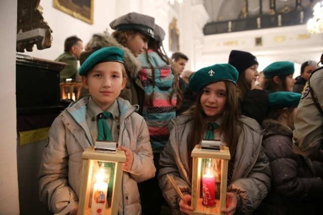 Ponad 200 harcerzy wzięło udział w przekazaniu  biskupowi  sandomierskiemu Krzysztofowi Nitkiewiczowi i władzom samorządowym Betlejemskiego  Światełka Pokoju.