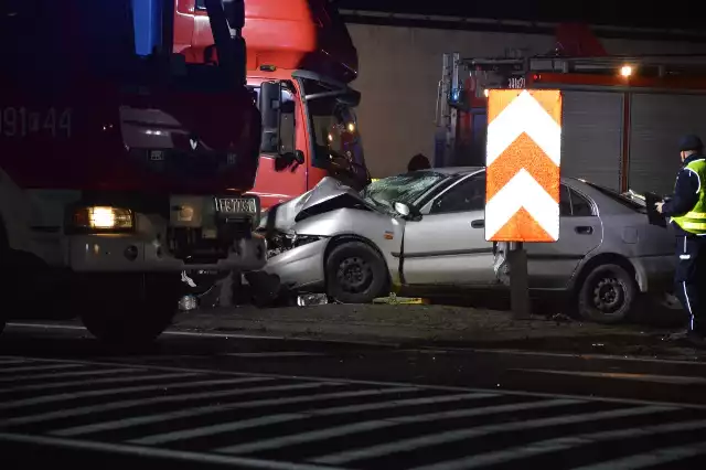 Do wypadku doszło w Słubicach na czwartym kilometrze drogi krajowej nr 29. Tir zderzył się tu z samochodem osobowym.