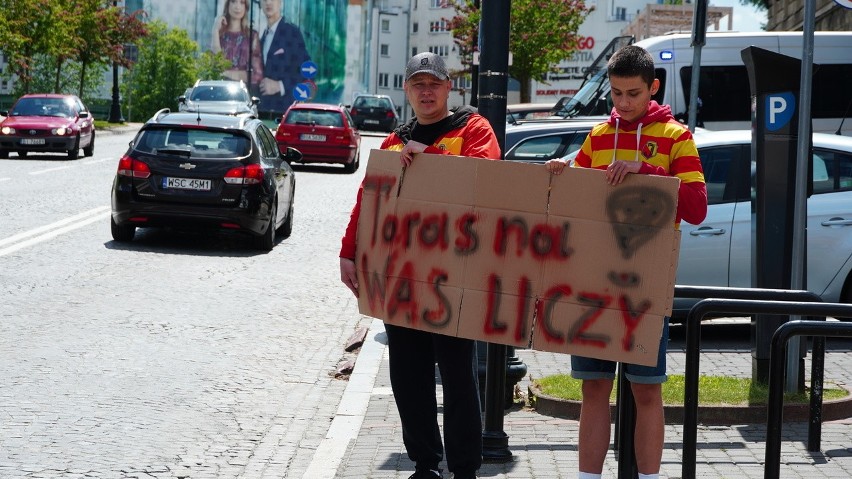 Jagiellonia - Wisła Płock. Kibice Żółto-Czerwonych na trasie przejazdu na stadion [ZDJĘCIA]