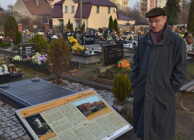 Członkowie stowarzyszenia przeprowadzili gruntowną renowację pięciu pomników, osiem odnalezionych nagrobków umieścili w obrębie lapidarium. Na zdjęciu Józef Tomasz Juros, prezes stowarzyszenia, pokazuje tablicę z życiorysem jednego z dawnych dyrektorów huty, którego pochowano na cmentarzu ewangelickim.