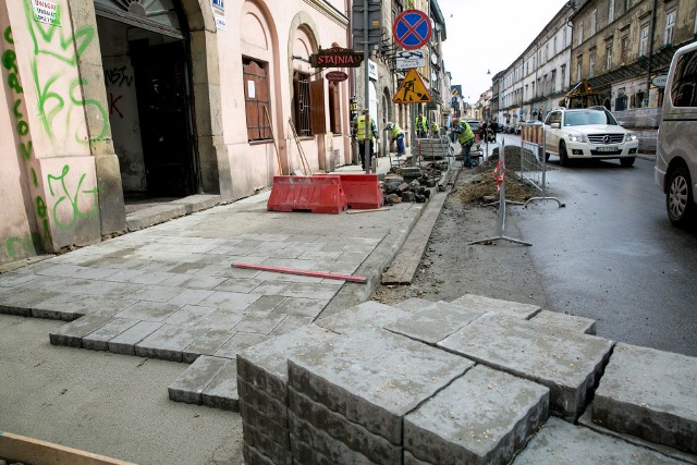 Prace przy remoncie chodników już trwają. W większości nowa kostka została tam ułożona