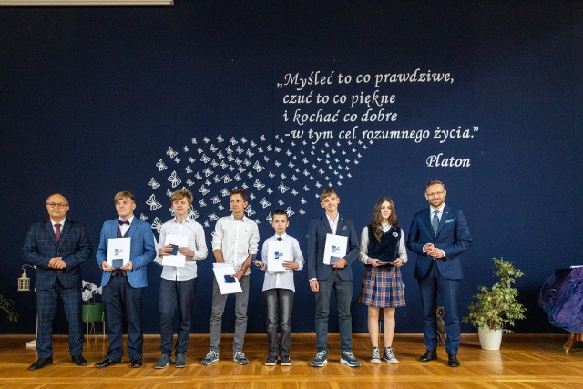 Szczecińscy uczniowie podstawówek obierają nagrody od Wojewody Zachodniopomorskiego. Fotogaleria