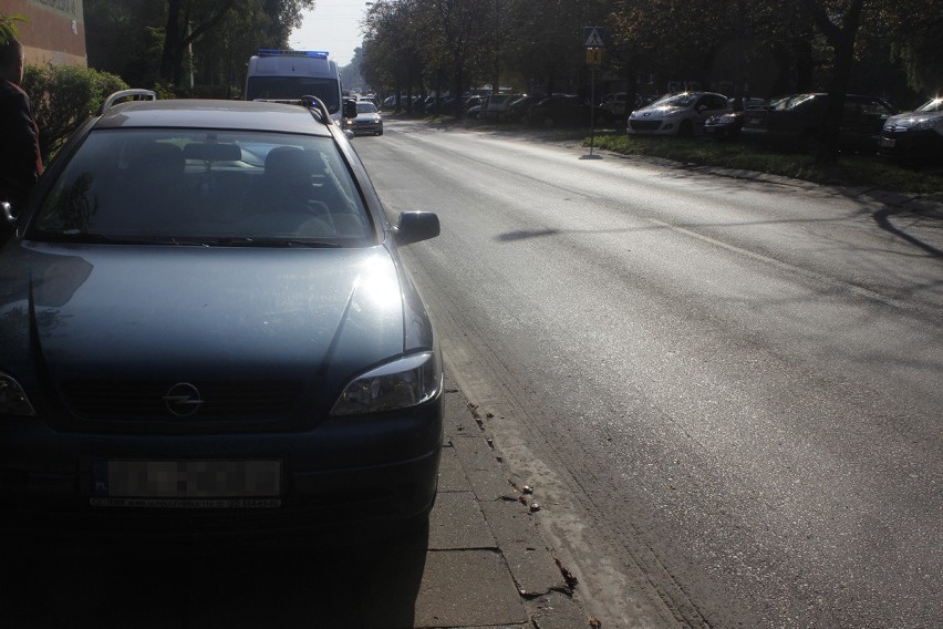 Wypadek na Wielkopolskiej. Kierowca opla potrącił kobietę na przejściu dla pieszych