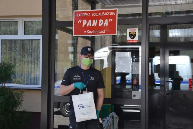 Funkcjonariusze z Zakładu Karnego w Żytkowicach przekazali podopiecznym ośrodka "Panda" w Kozienicach łącznie kilkadziesiąt książek.
