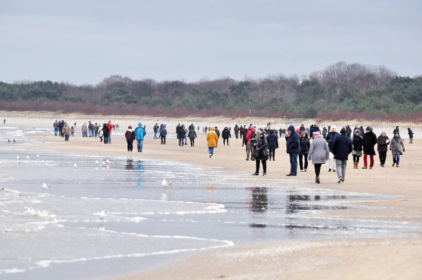 Święta nad morzem. Plaża i promenada w Świnoujściu pełne spacerowiczów [WIDEO, ZDJĘCIA]