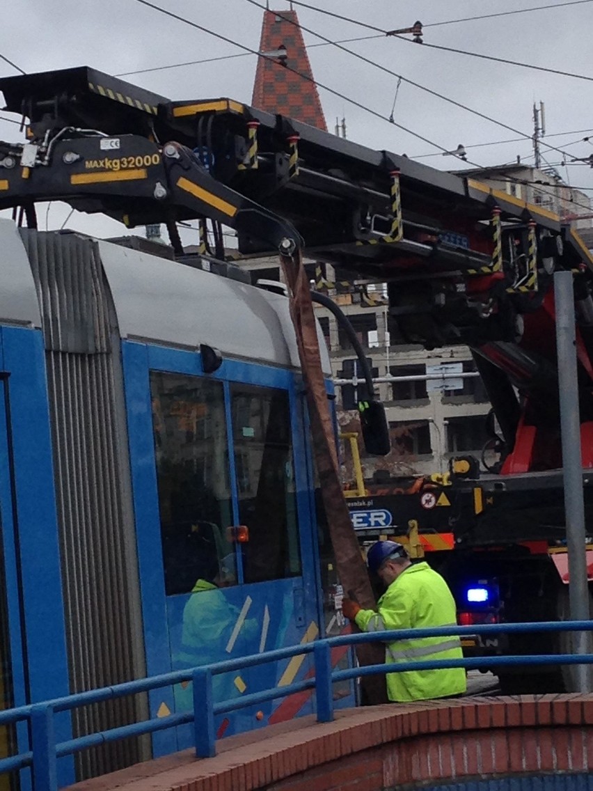 Wykolejenie tramwaju linii 33 na pl. Jana Pawła II