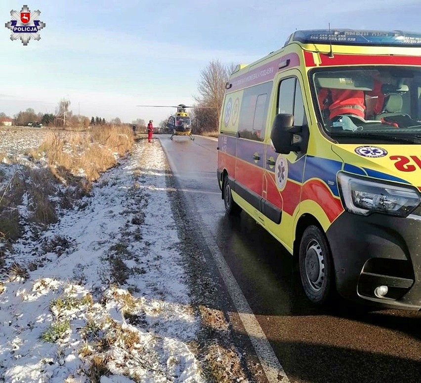 Powiat radzyński. Ślisko na drogach! 69-latek wjechał do rowu i dachował. Trafił do szpitala razem z żoną