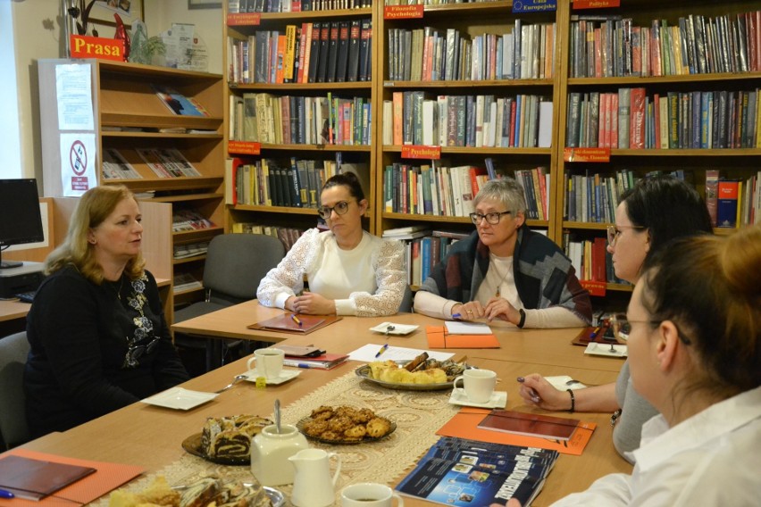 W lipnowskiej bibliotece spotkały się bibliotekarki z powiatu, by wymienić się doświadczeniami