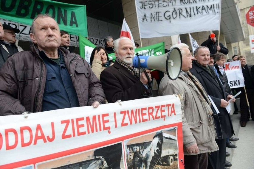 Rolnicy protestowali przed Urzędem Wojewódzkim. Dlaczego?