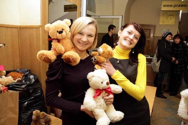 Iwona Zduniewicz (z prawej) i Małgorzata Szymanica zbierają zabawki na wydziale prawa