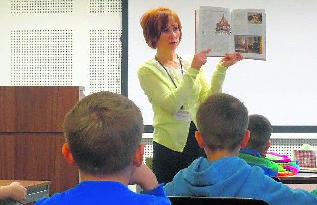 O dawnych obyczajach opowiadała bibliotekarka prowadząca zajęcia z uczniami młodszych klas.