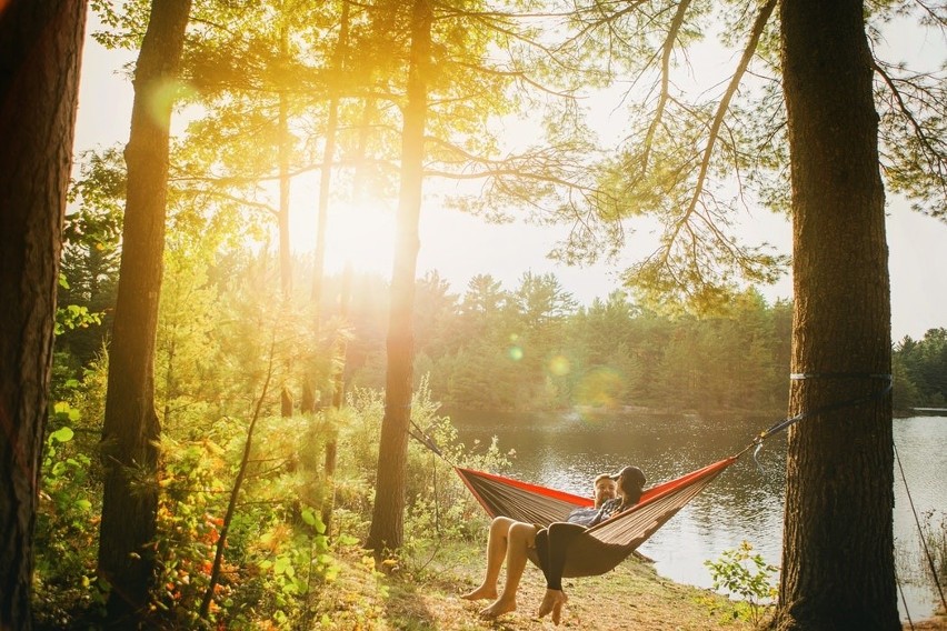 Pomysł na słoneczny weekend? Piknik! Planujemy relaks na świeżym powietrzu. Co łatwo i szybko przygotować na piknik? 