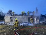 Pożar budynku gospodarczego w Wielkopolsce. Z ogniem walczyło ponad 20 strażaków 
