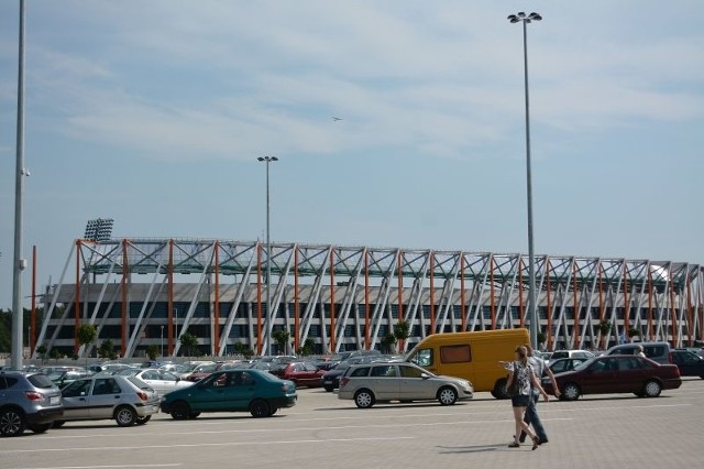 Auta ustawiane były m.in. wzdłuż ul. Wiosennej oraz  remontowanej właśnie  Ciołkowskiego. Tymczasem nowiutki parking przy stadionie nie był całkowicie zapełniony.