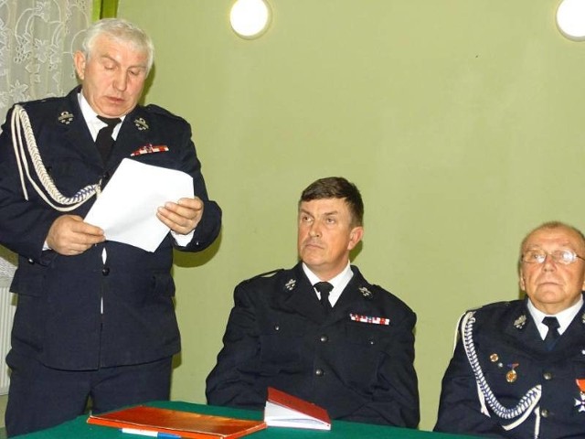 Od lewej prezes Andrzej Gajos, Wiesław Manterys i Tadeusz Jarno z OSP-KSRG w Bukowskiej Woli