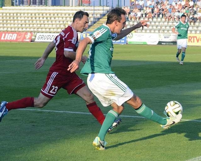 Po udanej inauguracji piłkarze Olimpii (w zielonej koszulce Denis Popovic) przegrali w Niecieczy z Termaliką