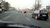 Na rolkach slalomem między samochodami, czepiając się relingów (WIDEO)