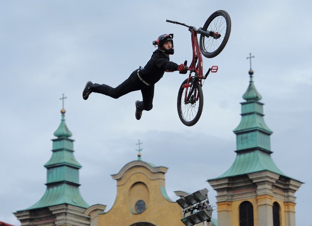 Za nami drugi dzień imprezy Bike Town 2017 w Przemyślu. W niedzielę na przemyskim rynku odbył się dirt contest. Liczna publiczność podziwiała niezwykłe skoki i triki na rowerach.Zobacz także: Maraton rowerowy w Przemyślu [ZDJĘCIA]