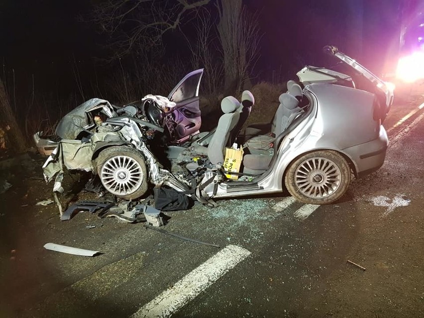 Wypadek w Koźlinach 16.02.2020. Samochód osobowy uderzył w...