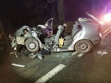 Wypadek w Koźlinach [16.02.2020] Kierowca osobówki uderzył w drzewo, w akcji śmigłowiec LPR [ZDJĘCIA]