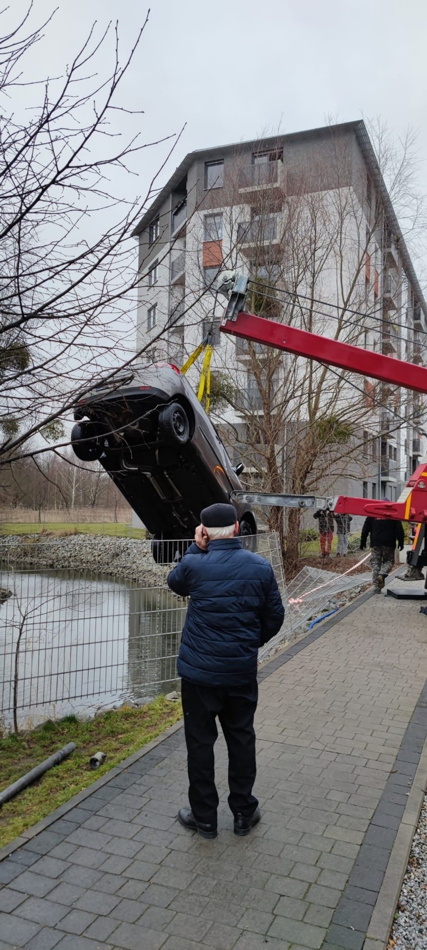 Samochód wyciągnięty ze stawu przy ul. Wojaczka we Wrocławiu. Mors wszedł do lodowatej wody [ZDJĘCIA, FILM]
