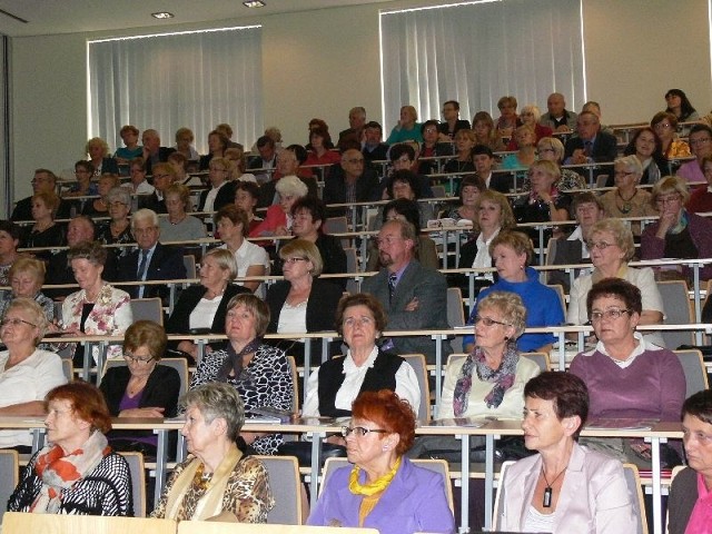  Wypełniona po brzegi  aula Państwowej Wyższej Szkoły Zawodowej w Tarnobrzegu była dowodem na to, że słuchacze stęsknili się za uniwersytetem i jego ofertą.