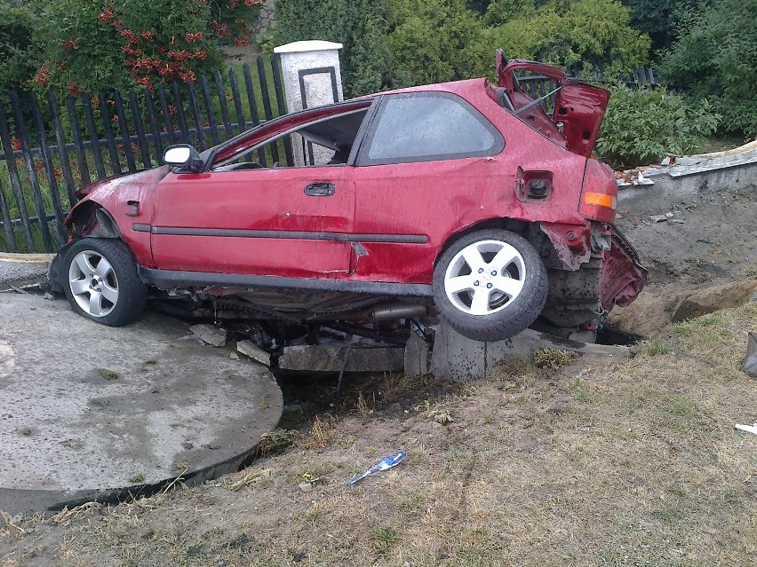 Wypadek pod Łęczycą. 19-latek w skradzionej hondzie uciekał przed policją [ZDJĘCIA]