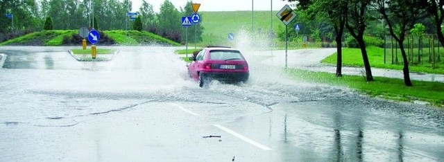 Część ulicy Zarzecze, z jednej i drugiej strony ronda, znalazła się pod wodą. I tak jest niemal po każdych opadach deszczu.