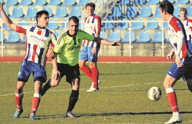 Piłkarze Wisły Sandomierz w zaciętych derbach zremisowali z Czarnymi Połaniec 1:1. Z lewej Tomasz Wolan. W niedzielę podopieczni trenera Adama Mażysza zagrają u siebie z rezerwami Cracovii Kraków.