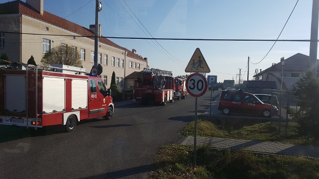 Jak informują łańcuccy strażacy podczas szkolnego apelu w Białobrzegach nagle zasłabły trzy dziewczynki. Natychmiast ewakuowano cały budynek.