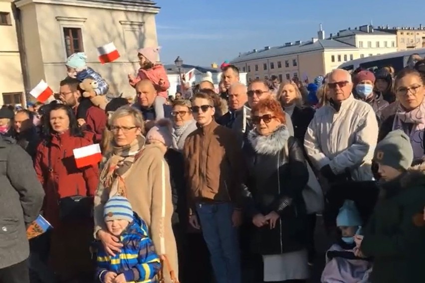 Niepodległa do Hymnu w Kielcach. Zobacz jak kielczanie śpiewali przed Pałacem Biskupów [WIDEO]