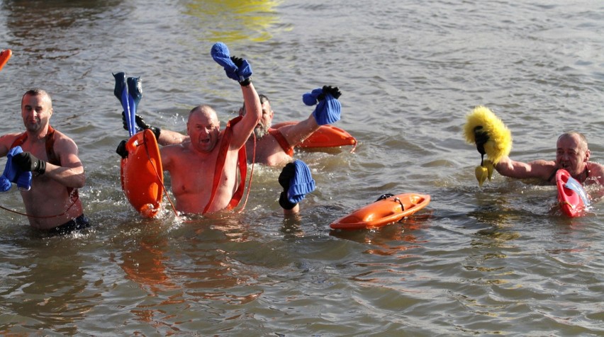 50 amatorów morsowania między innymi z Sandomierza,...