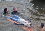 Policjanci wskoczyli do Odry ratować tonącą kobietę