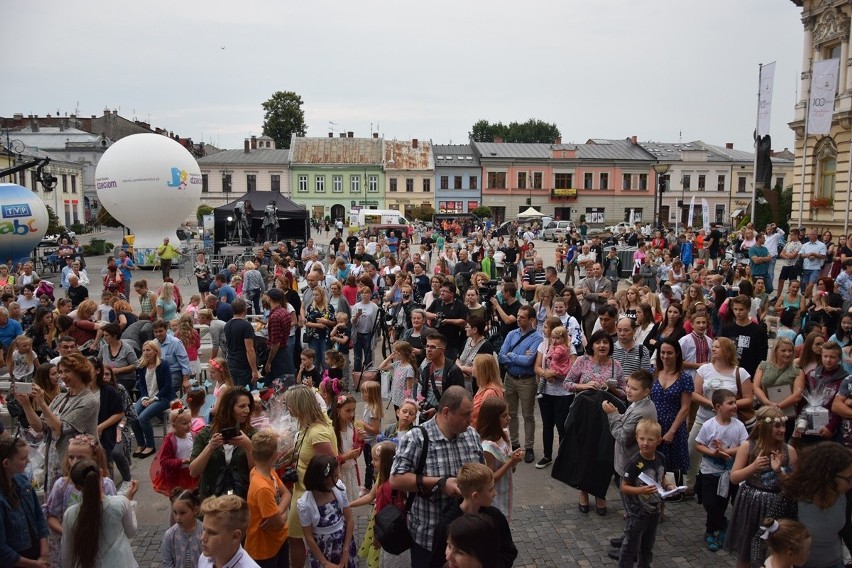 Nowy Sącz. Antek Smykiewicz poprowadził Koncert Finałowy Festiwalu Skowroneczek