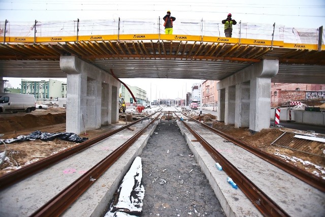 Rozpoczęły się prace przy układaniu torowiska pod nowym wiaduktem nad ulicą Długą. Pojadą tędy tramwaje, samochody, rowerzyści i przejdą piesi. Przystanki będą skomunikowane z nowo budowaną stacją kolejową Wrocław Szczepin.