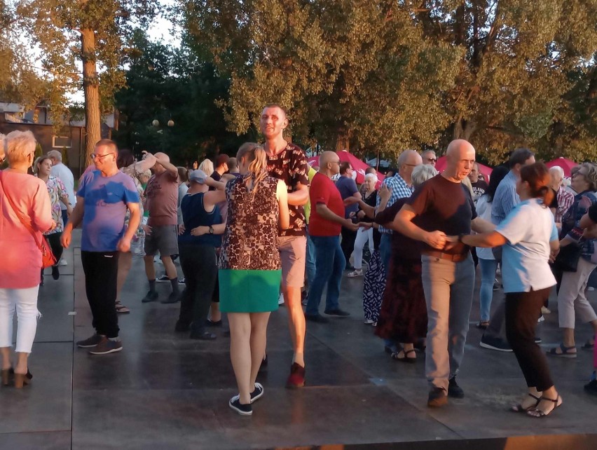 Na czwartkowej potańcówce w Radomiu bawiło się mnóstwo osób....