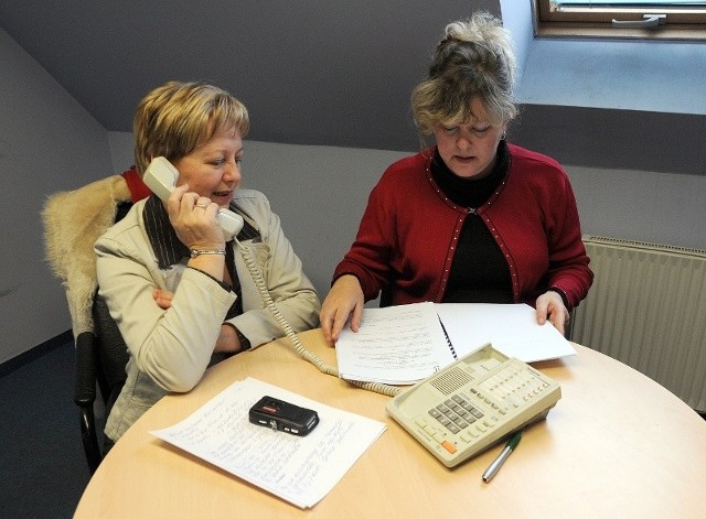 Walentyna Arszyło (z lewej) oraz Renata Stypa dyżurowały przy redakcyjnym telefonietelefonie.