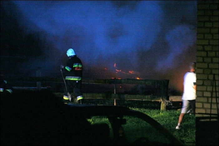 W niedzielę w nocy w Ratajach spłonęły dwie stodoły