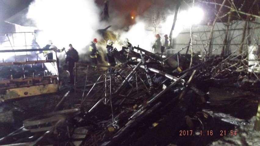Pożar stodoły w gminie Bodzentyn. Strażacy w drodze do akcji mieli wypadek  