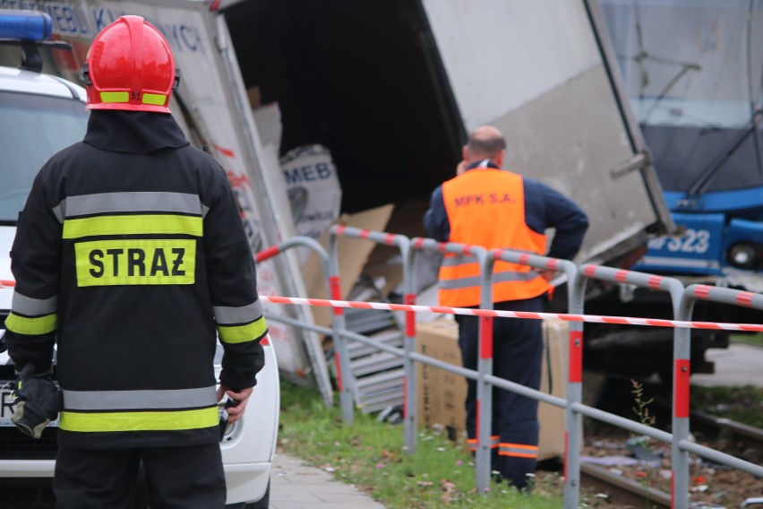 Kraków. Zderzenie samochodu dostawczego z tramwajem, ranny motorniczy [ZDJĘCIA]