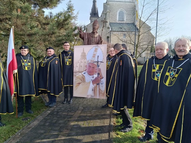Rycerze Jana Pawła II przed kościołem parafialnym w Skalbmierzu