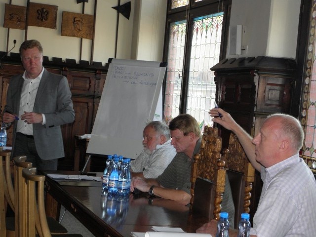 Jacek Studziński (z prawej) jest rozczarowany podejściem samorządowców do tego tematu